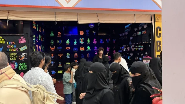 متجر لوحات نيون مضيئة في فعالية سعودية