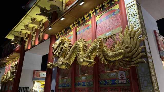 تمثال التنين الذهبي على العمارة الصينية في الليل