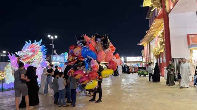 القرية العالمية دبي بائع بالونات في سوق ليلي