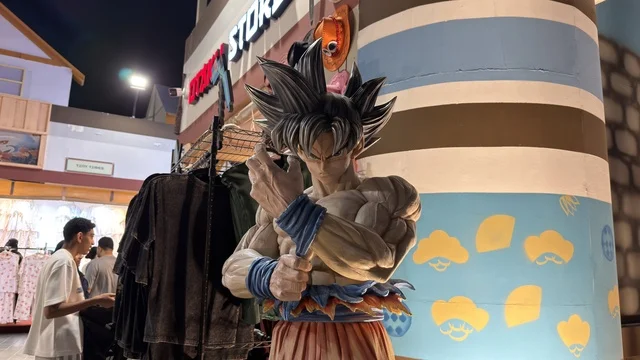 تمثال غوكو في بوليفارد وورلد الرياض ليلاً