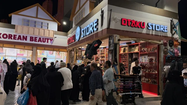 متجر أوتاكو ومحل تجميل كوري في سوق ليلي