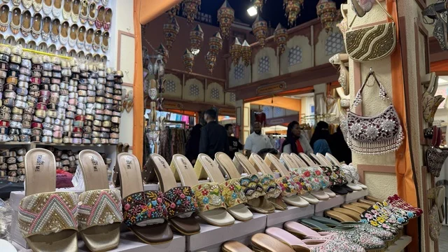 صنادل تقليدية مطرزة في سوق شرقي شعبي