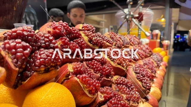 رمان وبرتقال طازج في كشك عصائر بالشارع