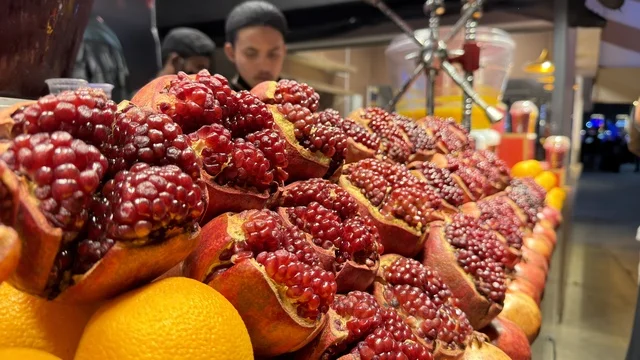 رمان وبرتقال طازج في كشك عصائر بالشارع