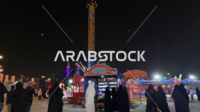 مدينة ملاهي مضيئة في السعودية ليلاً