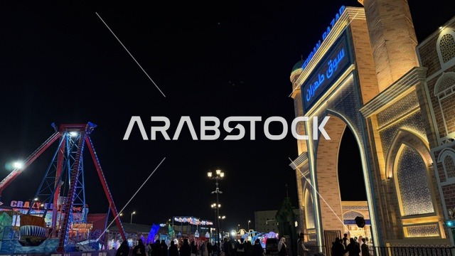 مدخل سوق طهران ومدينة الملاهي المضاءة ليلاً