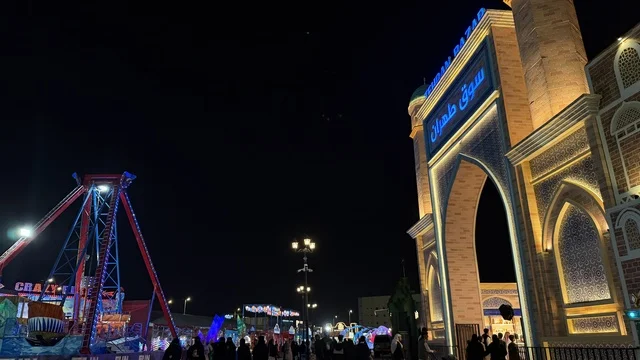 مدخل سوق طهران ومدينة الملاهي المضاءة ليلاً