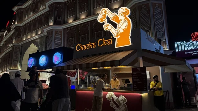 كشك شاي تشاتشا تشاي في السوق الليلي الخارجي