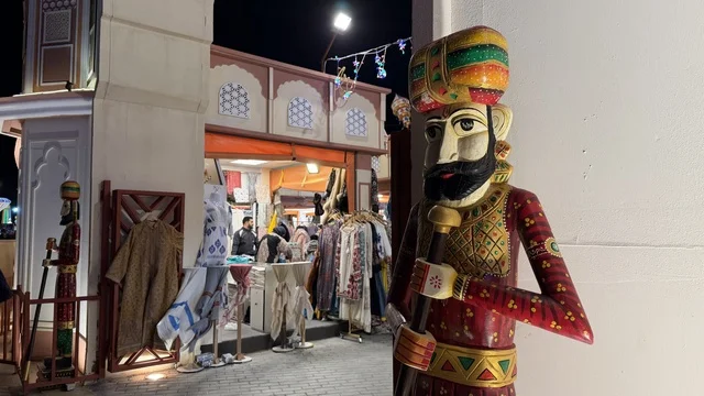 تمثال هندي تقليدي في القرية العالمية دبي ليلاً