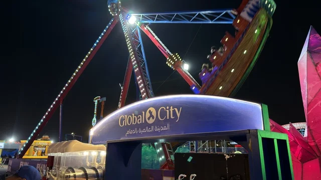 لعبة سفينة القراصنة في المدينة العالمية بالدمام ليلاً