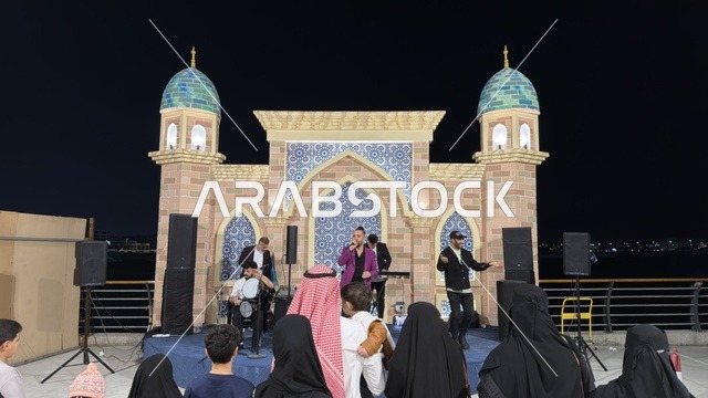 عرض فرقة موسيقية حية على الواجهة البحرية ليلاً