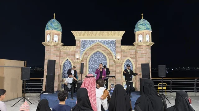 عرض فرقة موسيقية حية على الواجهة البحرية ليلاً