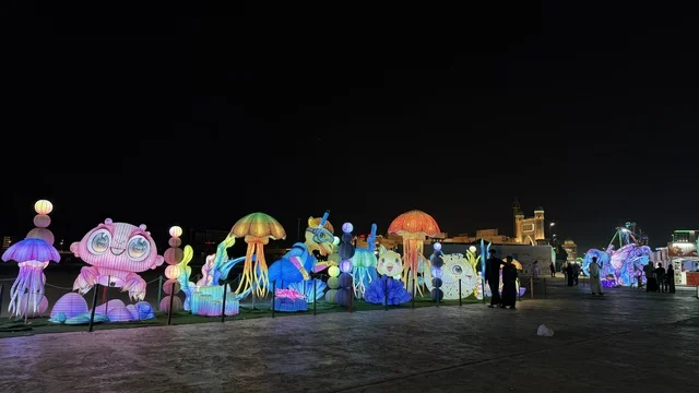 مجسمات مضيئة ضخمة في مهرجان ليلي خارجي