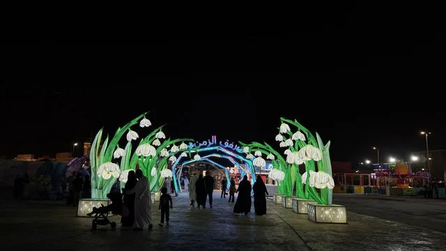 ممر الزهور المضيئة في فعالية حدائق الزمن ليلاً