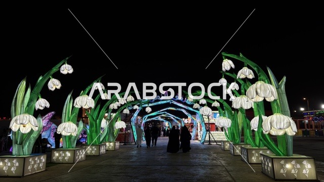 مجسمات زهور عملاقة مضيئة في مهرجان ليلي