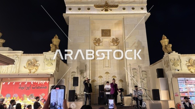 عرض فرقة موسيقية في القرية العالمية بدبي ليلاً