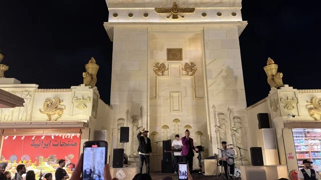 عرض فرقة موسيقية في القرية العالمية بدبي ليلاً