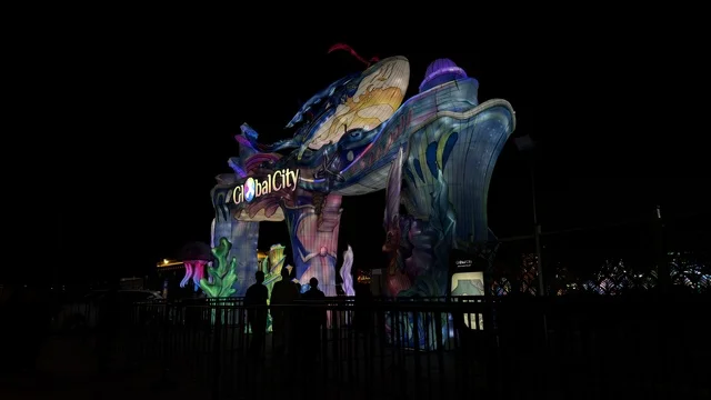 بوابة دخول جلوبال سيتي ومجسم الحوت ليلاً