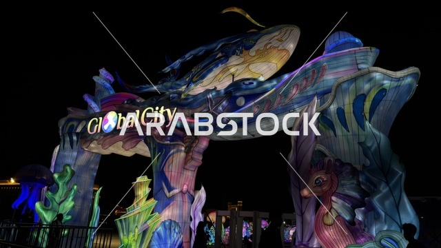 بوابة غلوبال سيتي المضيئة مع فوانيس بحرية عملاقة