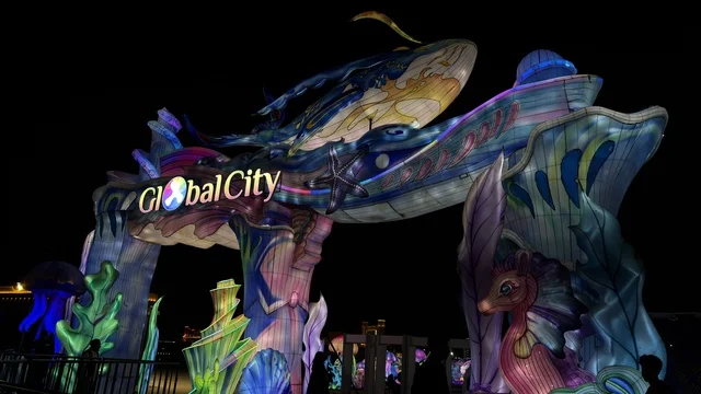 بوابة غلوبال سيتي المضيئة مع فوانيس بحرية عملاقة