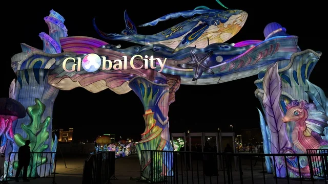 بوابة دخول جلوبال سيتي مع فوانيس بحرية مضيئة