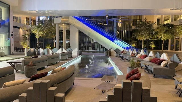 منطقة جلسات خارجية حديثة في مركز تسوق ليلاً