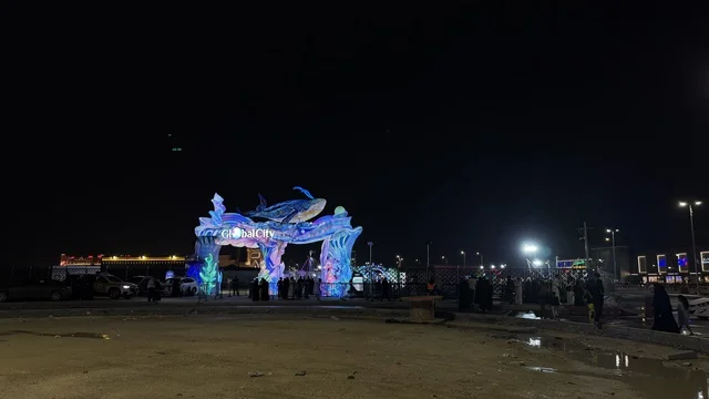 بوابة دخول جلوبال سيتي المضيئة بتصميم الحوت ليلاً