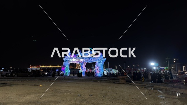 بوابة دخول جلوبال سيتي مع منحوتة الحوت الأزرق المضيئة