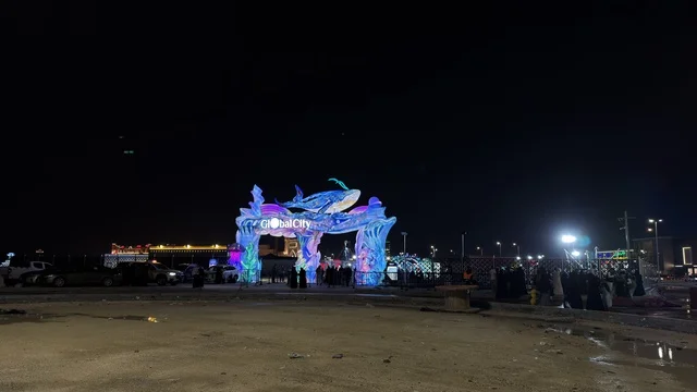 بوابة دخول جلوبال سيتي مع منحوتة الحوت الأزرق المضيئة