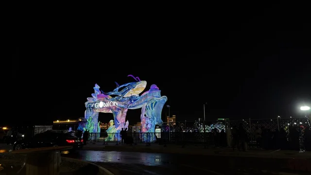 بوابة الدخول في القرية العالمية دبي ليلاً