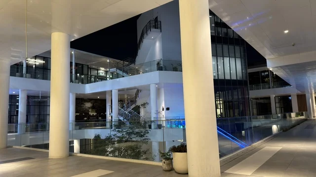 هندسة معمارية لمبنى تجاري حديث ليلاً