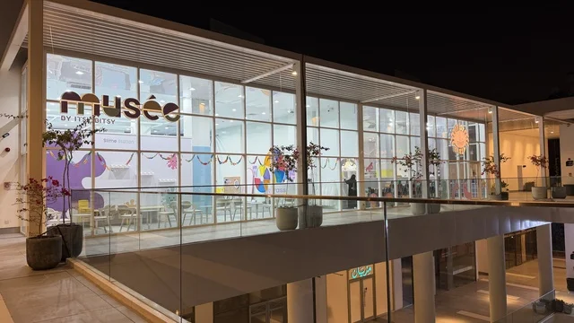 واجهة متجر ميوزيه الزجاجية الحديثة في الليل