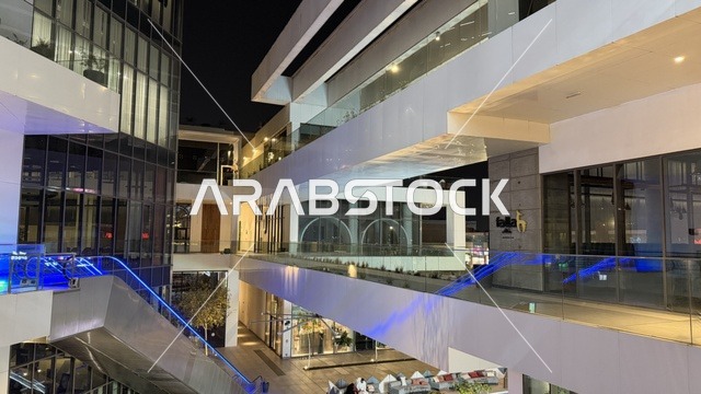عمارة حديثة لمبنى تجاري في الليل