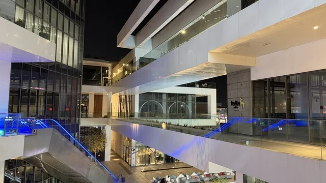 عمارة حديثة لمبنى تجاري في الليل