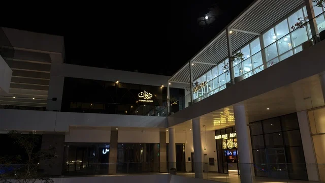 واجهة مبنى تجاري حديث في الليل