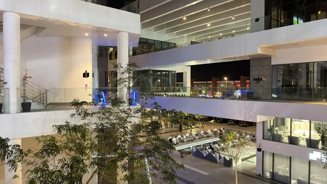 مجمع تجاري حديث مع إضاءة ليلية وتصميم عصري