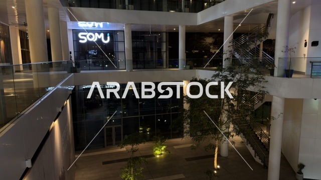 التصميم الداخلي لمبنى تجاري حديث في الليل