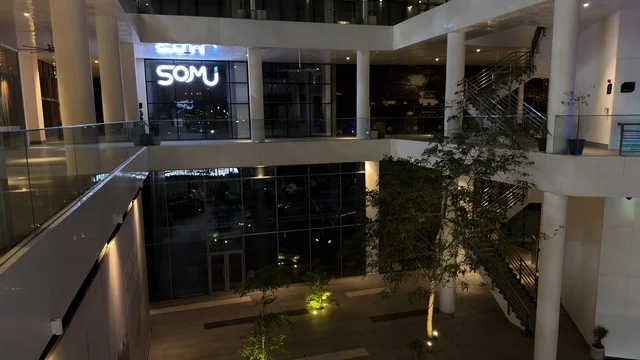 التصميم الداخلي لمبنى تجاري حديث في الليل