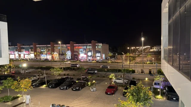 مواقف مجمع تجاري في السعودية ليلاً