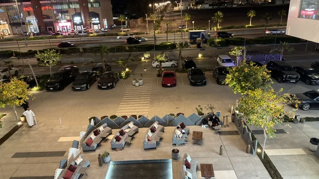 جلسات خارجية لمقهى ومواقف سيارات في الليل