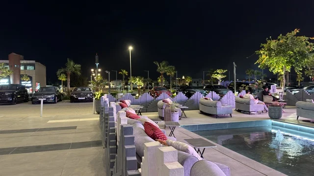 جلسة خارجية حديثة مع نافورة مياه وإضاءة ليلية جلسة خارجية حديثة مع نافورة مياه وإضاءة ليلية