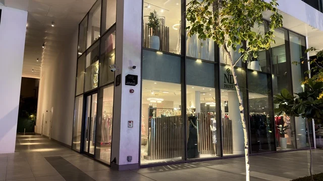 واجهة متجر أزياء فاخرة وحديثة في الليل