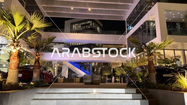 تصميم مبنى تجاري حديث في الليل