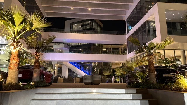 تصميم مبنى تجاري حديث في الليل