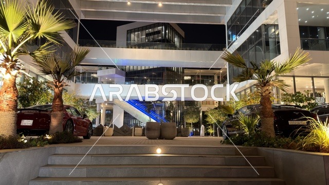 مجمع مباني تجاري عصري مع إضاءة ليلية وفناء خارجي