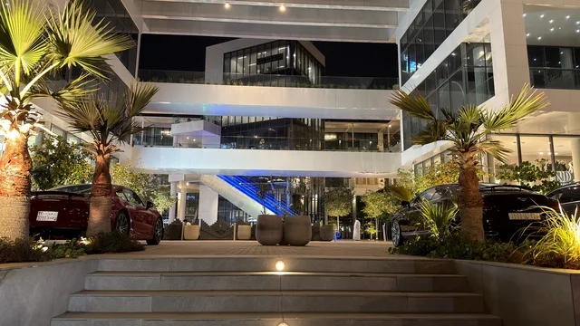 مجمع مباني تجاري عصري مع إضاءة ليلية وفناء خارجي