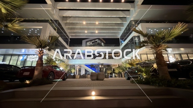 مجمع تجاري حديث في الرياض مشهد ليلي خارجي معماري