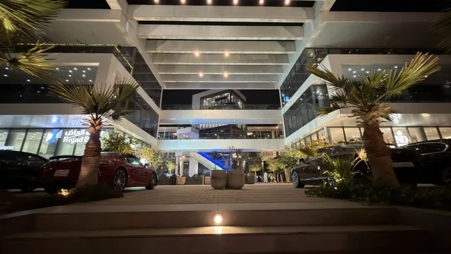 مجمع تجاري حديث في الرياض مشهد ليلي خارجي معماري