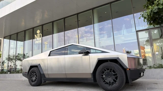 سيارة تسلا سايبرتراك أمام مبنى تجاري حديث سيارة تسلا سايبرتراك أمام مبنى تجاري حديث