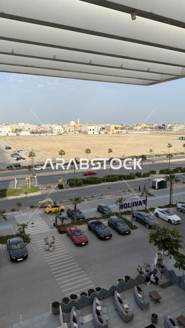 منظر علوي لموقف سيارات حضري وأرض فضاء